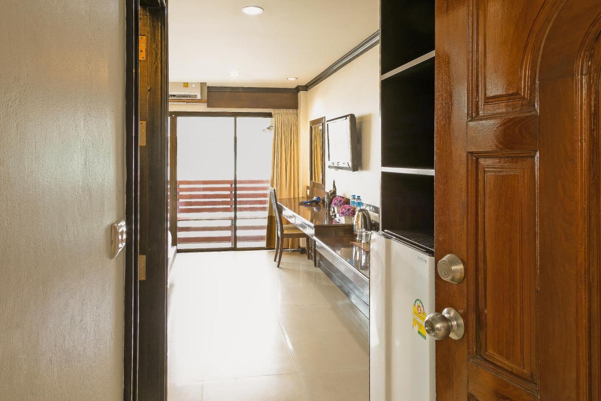 Best Venue Hotel Patong Экстерьер фото